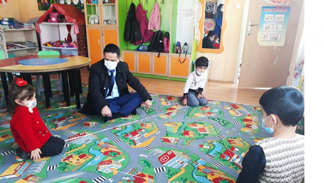 İlçe milli eğitim müdürümüz İsmail GÜVEN, şube müdürlerimiz Mehmet Ali ÖZDEMİR ve Hüseyin ERYILMAZ Gökçeler ilkokulu nu ziyaret ettiler.