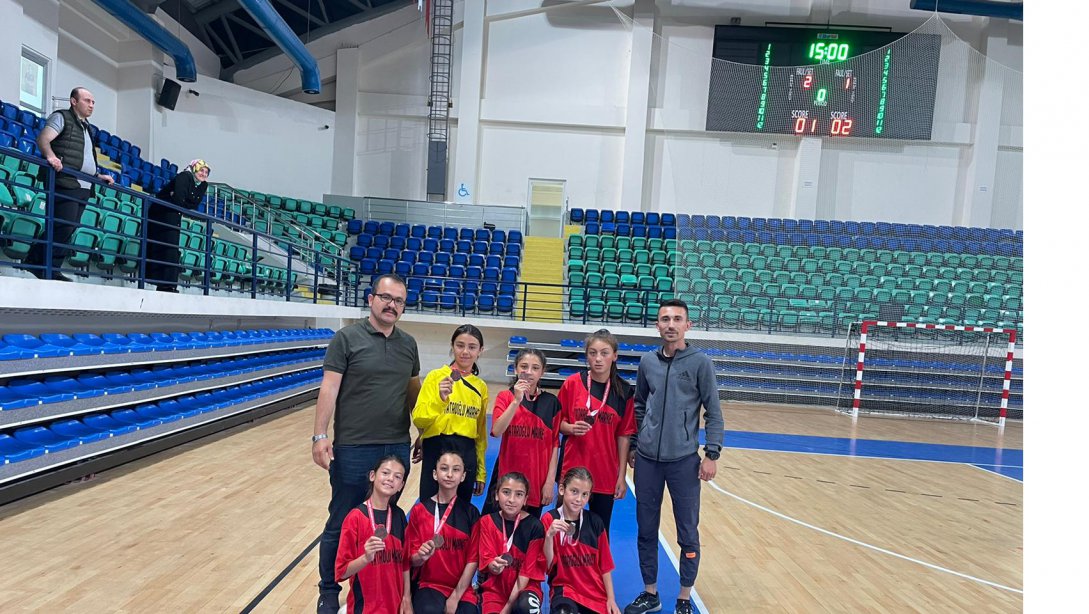 Gökçeler Ortaokulu Kız Futsal Takımı İl 3.'sü Oldu