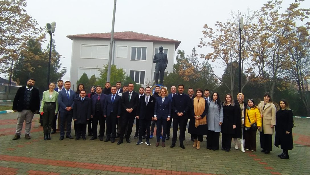 24 Kasım Öğretmenler Günü münasebetiyle Atatürk Anıtı'na çelenk sunma töreni gerçekleştirildi. 
