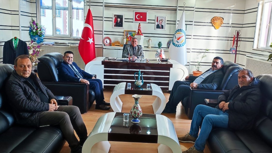İlçe Millî Eğitim Müdürü İsmail ÖZDEN, Belediye Başkanı Sayın Arif TEKE'yi makamında ziyaret etti. 